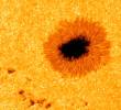 Izquierda: Extracto de una imagen del Sol, tomada con el Telescopio de Torre de Vacío de Tenerife. Derecha: Imagen de alta resolución restaurada a partir de 100 exposiciones individuales capturadas con el nuevo sistema de cámara avanzado. FOTO cortesía R. Kamlah
