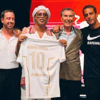 Ronaldinho en la presentación de su nuevo club. Como él, Juan Sebastián “Brujita” Verón y René Higuita, algunos de los jugadores que volvieron del retiro. FOTO GETTY