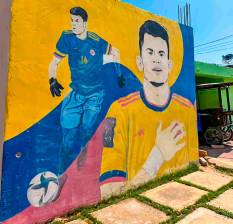 Afuera de la casa del abuelo paterno de Luis Díaz hay pintado un mural con el rostro del futbolista guajiro con la Selección Colombia. FOTO CORTESÍA 