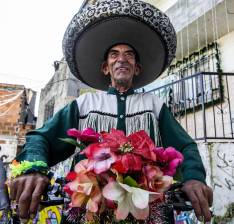 José Gildardo tiene 68 años y lleva 35 coleccionando disfraces para no repetir uno nunca. FOTO: Julio César Herrera