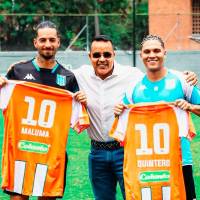 En la imagen aparecen Maluma y Juan Fernado Quintero junto al presidente del Envigado, Ramiro Ruiz. FOTO ENVIGADO FC