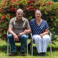 Mariela y Javier se conocieron en un grupo de tertulias que había en Puerto Venus. Se casaron en septiembre de 1983. En la imagen, en la finca en la que viven en Rionegro. FOTO Julio César Herrera