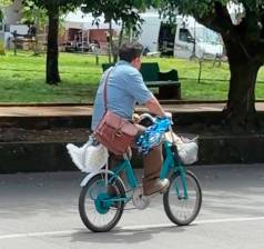 Este es don Martín trabajando con la bicicleta de su hijo. Foto: Cortesía