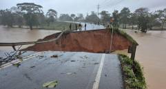 Así quedó el puente sobre el río Mulatos en el municipio de Necoclí. Foto: cortesía Teleantioquia