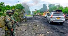 El gobernador de Antioquia, Andrés Julián Rendón, lideró una visita a la zona durante los operativos para restablecer el paso. FOTO: Santiago Olivares