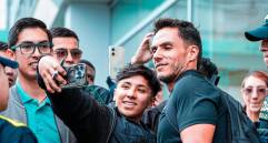 Lucas González con la hinchada de Nacional en Bogotá. FOTO: X Nacionaloficial