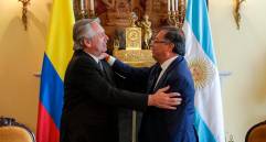 El presidente de Colombia, Gustavo Petro (der.), es saludado por el mandatario argentino Alberto Fernández, en la cumbre de la Celac. FOTO cortesía