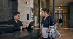 La validación de identidad y antecedentes de quienes ingresan a los hogares es una de las medidas recomendadas para fortalecer la seguridad residencial. Foto: Limpiafy. 