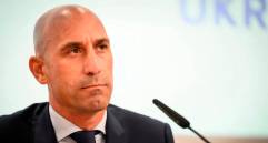 Luis Rubiales no puede ejercer ninguna función en el fútbol luego de ser condenado por agresión sexual tras beso a la jugadora Jenni Hermoso. FOTO AFP