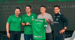 James, junto al director deportivo Víctor Marulanda, el presidente Sebastián Arango y el técnico Lucas González. FOTO ATLÉTICO NACIONAL