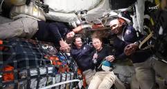 Los astronautas de la tripulación de Artemis II, durante la rueda de prensa realizada desde la órbita lunar. Foto: Transmisión de la Nasa