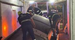 Esta fue una de las partes de vehículos que encontraron dentro de este local que hacían pasar como un parqueadero. También hallaron herramientas y otros elementos. FOTO: CORTESÍA SECRETARÍA DE SEGURIDAD DE MEDELLÍN