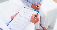 Un médico evalúa a un trabajador durante una consulta ocupacional, una de las nuevas exigencias tras una incapacidad prolongada. FOTO: SHUTTERSTOCK