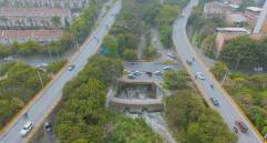 Aspecto del puente sobre la quebrada La Iguaná que será demolido y ampliado. FOTO: Cortesía Alcaldía de Medellín