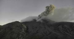 La emisión de ceniza del volcán Puracé -cadena volcánica Los Coconucos (Cauca)- fue vista por los habitantes de la vereda Cristales (Puracé), ubicada al costado del volcán este 25 de noviembre de 2025. FOTO: Servicio Geológico Colombiano