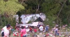 Así quedó el camión tras el accidente sufrido y que fue aprovechado por la gente para rapiñar los elementos que cargaba. FOTO: Cortesía Denuncias Antioquia