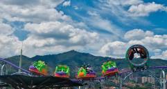 Así se la primera montaña rusa familiar ubicada dentro de un centro comercial en Colombia. FOTO cortesía Happy City
