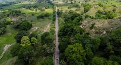 Vías ferrocarril viejo de Antioquia, camino a Estación Cocorná, corregimiento de Puerto Triunfo, el río Magdalena. Foto: Club de los Perdidos y Cristina Rodríguez. 