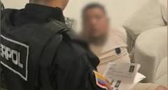 Alias ‘Balín’, panameño con circular roja de Interpol, fue capturado en El Poblado junto a cuatro personas durante un operativo policial. FOTO: Policía Nacional. 