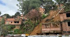 Algunos de los inmuebles y estructuras que serán demolidos en Villatina. FOTO: Cortesía