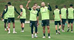 Andrés Sarmiento y Edwin Cardona, en el inicio de trabajos de Nacional de cara a la temporada 2026. FOTO CORTESÍA ATLÉTICO NACIONAL