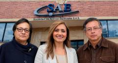 El presidente Gustavo Petro, la expresidenta de la SAE Amelia Pérez Parra y la abogada Mery Janneth Gutiérrez. Según documentos obtenidos por este diario, el exdirector de la UNP, Augusto Rodríguez (pareja de Gutiérrez), recomendó a Petro el nombramiento de Pérez al frente de la SAE. FOTO PRESIDENCIA Y CORTESÍA