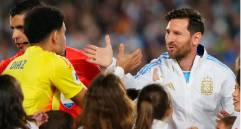 Luis Díaz y Lionel Messi, dos de los mejores jugadores sudamericanos en los últimos años. FOTO AFP