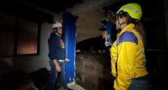 El cuerpo de Bomberos de Medellín y el equipo de la Alcaldía activaron un protocolo de emergencia que incluyó la evacuación preventiva de siete familias. FOTO CORTESÍA