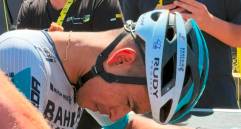 La imagen de Santiago Buitrago tras llegar a la meta este viernes después de su dramática caída. FOTO @ESPNCiclismo