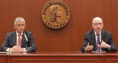 El ministro encargado de Hacienda, Carlos Betancourt; y el gerente del Banco de la República, Leonardo Villar, en la reunión de tasas de octubre. FOTO: Cortesía BanRep.