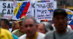 Manifestantes en Venezuela reclaman mejoras salariales mientras el país enfrenta una inflación de 475% y una fuerte pérdida del poder adquisitivo. FOTO AFP. 
