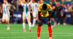 En esta imagen se nota toda la frustración por perder sobre el final. Se puede ver a Dávinson Sánchez tras la final de la Copa América frente a Argentina. FOTO GETTY