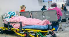 Una adulta mayor aguarda en una camilla situada en una sala de espera mientras es atendida en un hospital de Medellín. La Alcaldía tuvo que declarar la emergencia hospitalaria. FOTO Cortesía Alcaldía de Medellín