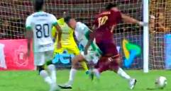 Imagen del momento en que Haydar tiene el contacto con Tatay y en la que se ve que el jugador del Tolima se lanza hacia la pierna del defensor. FOTO IMAGEN TOMADA DE LA TRANSMISIÓN DE WIN SPORTS