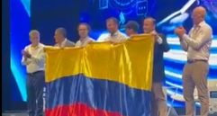Los alcaldes fueron recibidos con aplausos y gestos de aprobación de los asistentes. Imagen: captura de video. 