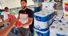 En la imagen se ve a Didier Moreno y Jeison Medina recibiendo donaciones para los afectados por el terremoto. FOTO: Captura de video