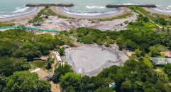 Esta es una vista aérea del volcán de lodo de Árboletes, ubicado al lado de la playa y considerado como uno de los principales atractivos turísticos de la zona del Urabá. FOTO CAMILO SUÁREZ 