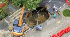Así quedó la calzada oriental de la Avenida de El Poblado tras la socavación. FOTO: Andrés Camilo Suárez Echeverry
