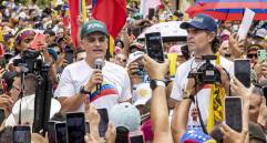 El gobernador de Antioquia, Andrés Julián Rendón, y el alcalde de Medellín, Federico Gutiérrez, durante una concentración en La Alpujarra realizada en agosto de 2024. FOTO: Jaime Pérez Munévar.