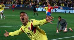 En 2018, cuando debutó con la Selección Colombia, Juan Camilo Hernández celebró el que es el gol más rápido que ha anotado un debutante con la camiseta tricolor, 32 segundos. FOTO FCF