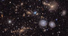 Esta imagen captura una pequeña sección de la vista del Cúmulo de Virgo del Observatorio Vera C. Rubin de NSF–DOE, ofreciendo una vívida visión de la diversidad del cosmos. Se observan dos prominentes galaxias espirales, tres galaxias en fusión, grupos de galaxias cercanas y distantes, estrellas dentro de nuestra propia Vía Láctea y mucho más. FOTO cortesía Observatorio Vera C. Rubin de NSF–DOE