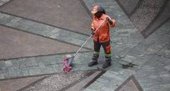 Operaria de aseo de Emvarias barriendo en el centro de Medellín. FOTO: Manuel Saldarriaga Quintero