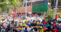 La zona occidental del estadio Atanasio Girardot es uno de los puntos donde se instaló pantalla gigante para ver la final de la Liga Betplay entre DIM y Santa Fe. FOTO MANUEL SALDARRIAGA 