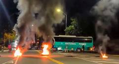 Algunos manifestantes estarían intimidando a ambulancias y quemando vehículos en plena vía pública, denunció la Gobernación de Antioquia. FOTO: Captura de video