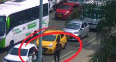 Este es el momento exacto del intento de robo en el cambio del semáforo en Medellín. FOTO: Cortesía Alcaldía de Medellín