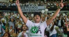 Imágenes del homenaje que se les hizo hace 10 años a las víctimas del siniestro aéreo en el estadio Atanasio Girardot. FOTO JULIO CÉSAR HERRERA