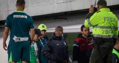 Este fue el momento en el que Andrés Román en compañía del médico de Atlético Nacional y personal de salud que presta el servicio en El Campín era llevado al camerino para hacerle un electocardiograma. FOTO COLPRENSA
