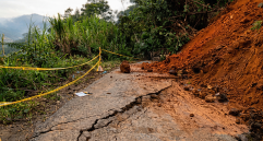 La falla geológica en la vía Concordia - Betulia se presentó en el sector Majagual. FOTO: Cortesía Gobernación de Antioquia. Imagen procesada con IA.