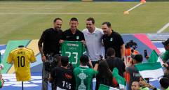 James Rodríguez durante su presentación a los hinchas en el Atanasio. FOTO CAMILO SUÁREZ