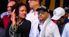 Isabel Zuleta junto a José Leonardo Muñoz Martínez, alias Douglas, durante el ‘tarimazo’ en La Alpujarra, en Medellín. FOTO: EL COLOMBIANO